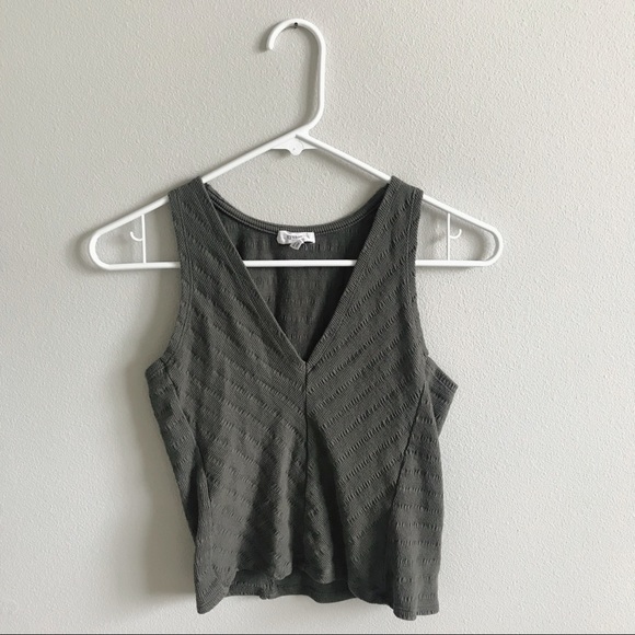 v-neck grey cropped tank - Picture 2 of 3
